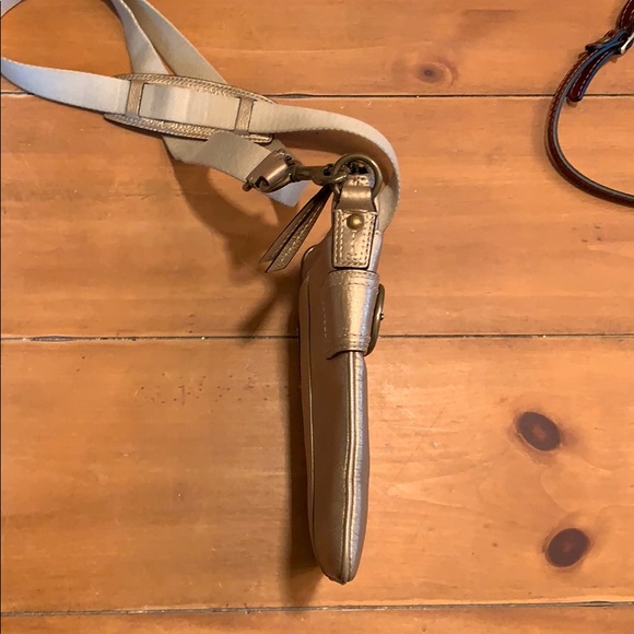 Crossbody gold metallic leather coach bag. - Picture 4 of 5